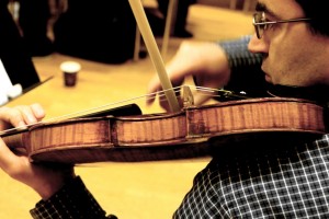 Mihailo Trandafilovski rehearsing Simon Söfelde's 'Joker Music' for solo violin